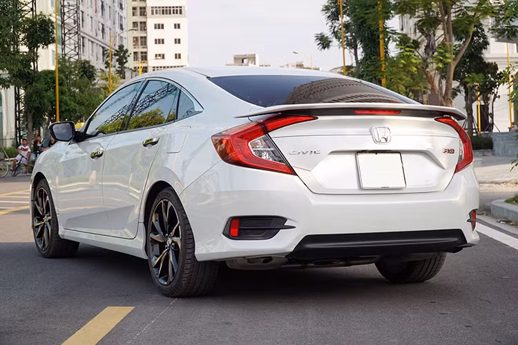 Trên phiên bản Honda Civic RS 2019 mới, nó gây ấn tượng ngay từ cái nhìn đầu tiên với ngoại thất được thiết kế thể thao và đậm tính khí động học. Mặt ca lăng được sơn đen bóng làm nổi bật Logo hình chữ H mạ Crôm ở chính giữa đồng thời đem lại sự khỏe khoắn, cứng cáp. Logo RS kế bên (viết tắt của road sailing ) được sơn đỏ như một thông điệp về tính thể thao ở phiên bản này mà các nhà thiết kế hướng tới.