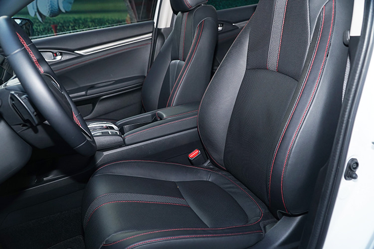 Bên cạnh đó hệ thống điều hòa tự động hai vùng có hốc gió phía sau, những tiện nghi khác mà Civic trang bị có thể kể đến như nút bấm khởi động, hệ thống kiểm soát hành trình Cruise Control, tính năng Brake Hold giữ phanh tạm thời, các hộc để đồ và đi ly rải rác khắp cabin… cũng được xem là những điểm cộng đáng giá.