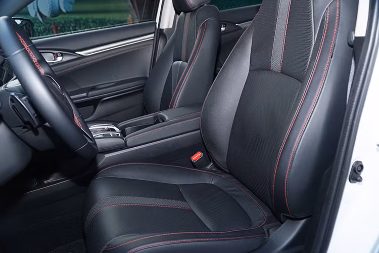 Bên cạnh đó hệ thống điều hòa tự động hai vùng có hốc gió phía sau, những tiện nghi khác mà Civic trang bị có thể kể đến như nút bấm khởi động, hệ thống kiểm soát hành trình Cruise Control, tính năng Brake Hold giữ phanh tạm thời, các hộc để đồ và đi ly rải rác khắp cabin… cũng được xem là những điểm cộng đáng giá.