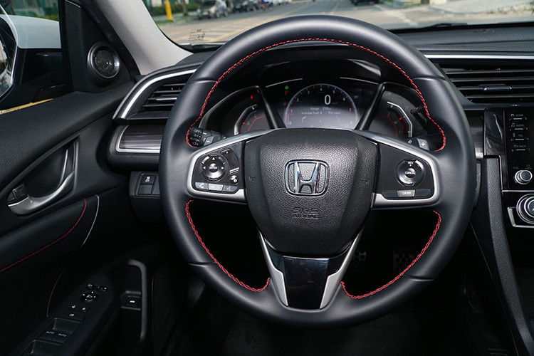 Xe được trang bị vô lăng 3 chấu bọc da cao cấp với viền chỉ đỏ cá tính, tích hợp các nút bấm tiện ích, cruise control, lẫy chuyển số thể thao, trang trí táp-lô bằng chi tiết kim loại phay xước, sử dụng đồng hồ tốc độ kỹ thuật số với phong cách "digital cockpit" hiện nay. Ba cụm hiển thị riêng biệt “high-tech” với điểm nhấn là cụm vòng tua/vận tốc “high-tech”.