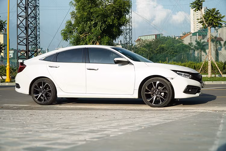 Đặc biệt, với Honda Civic 2019, lần đầu tiên Honda Việt Nam giới thiệu tới khách hàng phiên bản RS hoàn toàn mới, vượt trội về thiết kế, tiện ích và công nghệ, nâng tầm phong cách, bứt phá mạnh mẽ, mang đến những trải nghiệm ấn tượng cho những khách hàng yêu thích các mẫu xe đậm chất thể thao.