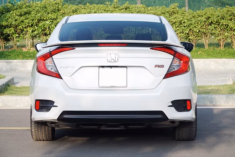 Ngoài cảm giác lái, Honda cũng luôn xe chú trọng đến việc tối ưu mức tiêu hao nhiên liệu nên không có gì đáng ngạc nhiên Civic RS 2019 có được chế lộ lái ECON đi cùng chức năng hướng dẫn lái xe tiết kiệm ECO Coaching dành cho người lái. Mức tiêu hao lần lượt tương ứng với điều kiện hỗn hợp – đô thị - đường trường là 5,8 – 8,0 – 4,6 lít/100 km.