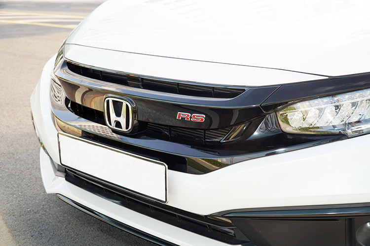 Bên cạnh đó là cụm đèn pha LED tự động bật tắt được thiết kế vuốt ngược lên nắp ca-pô cùng dải đèn chạy ban ngày LED mảnh tạo điểm nhấn sắc nét, hiện đại. Ở phía dưới, hốc đèn sương mù hầm hố được bao quanh bởi chi tiết sơn đen bóng đồng bộ với mặt ca lăng.