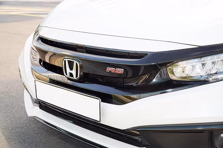 Bên cạnh đó là cụm đèn pha LED tự động bật tắt được thiết kế vuốt ngược lên nắp ca-pô cùng dải đèn chạy ban ngày LED mảnh tạo điểm nhấn sắc nét, hiện đại. Ở phía dưới, hốc đèn sương mù hầm hố được bao quanh bởi chi tiết sơn đen bóng đồng bộ với mặt ca lăng.