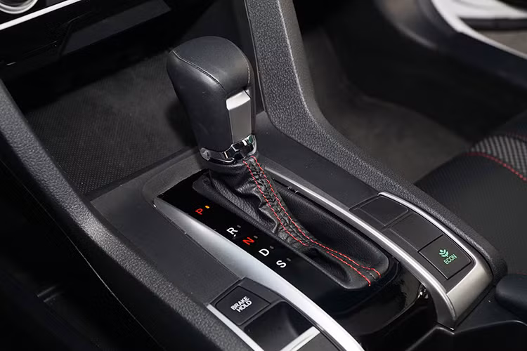 Điểm nổi bật mà chính Honda Việt Nam liên tục nhấn mạnh cho thế hệ Civic mới chính là khả năng vận hành mạnh mẽ và linh hoạt, điều đó có được nhờ vào khối động cơ tăng áp VTEC dung tích 1.5L kết hợp cùng hộp số CVT cùng xây dựng từ nền tảng công nghệ Earth Dreams.