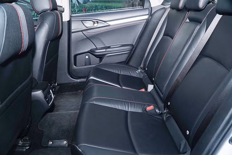 Xe cũng được trang bị hàng loạt các tính năng an toàn như: hệ thống chống bó cứng phanh ABS, cân bằng điện tử EBD, phanh tay điện tử, phanh khẩn cấp BA, cân bằng điện tử VSA, kiểm soát lực kéo TCS, hỗ trợ khởi hành ngang dốc, Camera lùi 3 góc quay, móc ghế an toàn cho trẻ em ISOFIX…