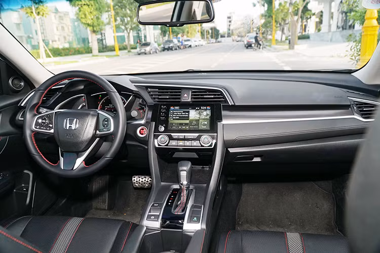 Honda Civic RS 2019 sở hữu không gian nội thất rộng hơn các đối thủ cùng phân khúc. Ghế được bọc da, cả 5 vị trí ngồi đều có khoảng để chân rất thoải mái. Vị trí ghế lái và hàng ghế trước được thiết kế trọng tâm thấp làm tăng chất thể thao, tuy nhiên do trọng tâm thấp nên người lái sẽ có tầm quan sát bị hạn chế hơn so với các xe gầm cao khác. Hàng ghế sau được thiết kế có thể gập 60:40 và thông hoàn toàn với khoang hành lý.