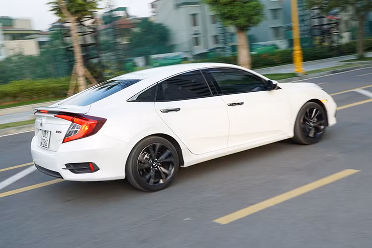 Hệ thống trợ lực lái của Civic RS 2019 là loại thích ứng với chuyển động MA-EPS với những phản hồi chính xác và tức thời, giúp cho người sử dụng xe nắm rõ được những gì đang diễn ra giữa các bánh xe và mặt đường. Hỗ trợ cho cảm giác lái thể thao là hệ thống treo và khung gầm cứng chắc, thể hiện rất rõ khi đi qua những gờ giảm tốc giúp người lái an tâm hơn dù là hơi quá chân ga.