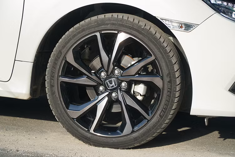 Thân xe với những đường gân dập nổi, tay nắm cửa mạ Crôm hiện đại, cửa kính được bao bằng đường viền mạ Crôm sáng bóng sang trọng, gương chiếu hậu chỉnh điện có tính năng gập gương tự động và được tích hợp đèn báo rẽ LED. Phía dưới xe là bộ la-zăng 5 chấu kép thể thao có kích thước 18 inch, lốp thể thao Pilot michaelin đậm cá tính.