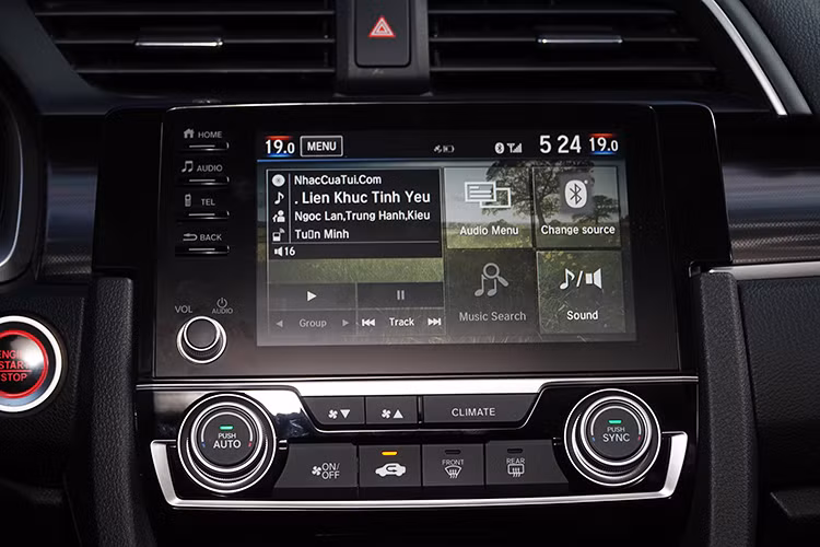 Hệ thống thông tin giải trí ở Honda Civic 1.5L VTEC Turbo hoàn toàn đủ sức đáp ứng nhu cầu sử dụng của khách hàng với màn hình cảm ứng 7 inch kết nối Apple CarPlay/Android Auto/Bluetooth/USB/HDMI/Radio, hệ thống âm thanh 8 loa, khả năng trả lời điện thoại rảnh tay, nhắn tin, ra lện bằng giọng nói và cả bản đồ dẫn đường…
