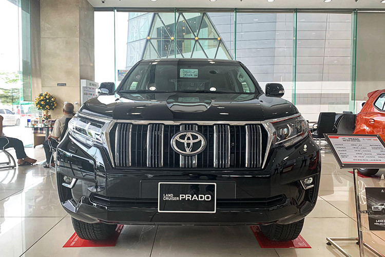Một cái tên Toyota quá quen thuộc trong top xe ế hàng tháng không thể không kể đến Land Cruiser Prado. Sau 3 tháng đầu năm 2020, tổng số xe bán ra của Land Cruiser Prado đạt 89 chiếc. Toyota Land Cruiser Prado được nhập khẩu chính hãng từ Nhật về Việt Nam với giá niêm yết 2,34 tỷ đồng cho 1 phiên bản duy nhất.