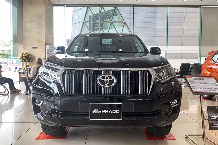 Một cái tên Toyota quá quen thuộc trong top xe ế hàng tháng không thể không kể đến Land Cruiser Prado. Sau 3 tháng đầu năm 2020, tổng số xe bán ra của Land Cruiser Prado đạt 89 chiếc. Toyota Land Cruiser Prado được nhập khẩu chính hãng từ Nhật về Việt Nam với giá niêm yết 2,34 tỷ đồng cho 1 phiên bản duy nhất.