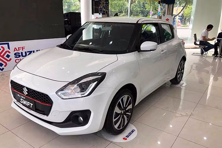 Suzuki Swift chính là mẫu xe ế nhất thị trường Việt quý I/2020 khi chỉ giao được vỏn vẹn 2 xe đến tay khách hàng. Xe nhập khẩu nguyên chiếc từ Thái Lan có giá từ 499 – 549 triệu đồng cho 02 phiên bản.