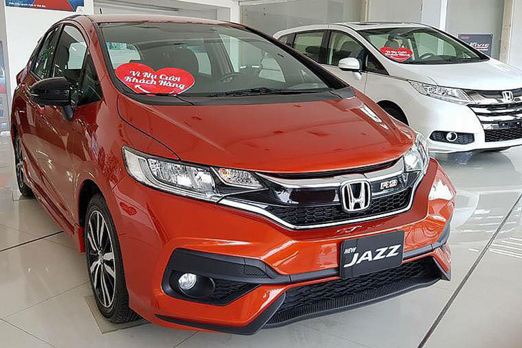 Từng là mẫu xe nhập bán chạy nhất năm 2018 khi Nghị định 116 được triển khai, đến nay Honda Jazz lại ghi danh vào Top 10 xe ế nhất quý I/2020 tại Việt Nam. Honda chỉ bán được 70 xe Jazz trong 3 tháng, cách quá xa 299 xe Yaris của đồng hương Toyota. Bộ 3 phiên bản xe Honda Jazz có giá dao động từ 544 – 624 triệu đồng.