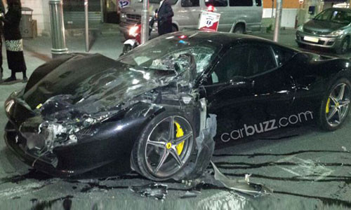 Ferrari 458 màu đen này đã đâm trực diện một chiếc Range Rover .