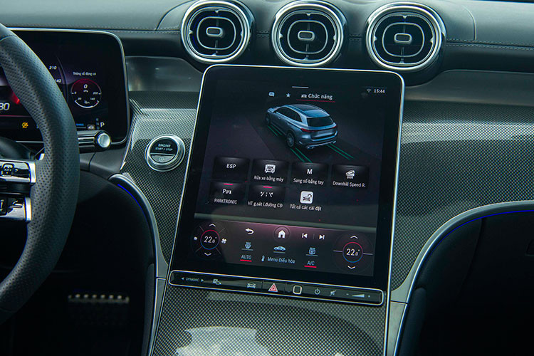 Với điều kiện vận hành trên cát lầy, các chuyên gia của Mercedes-Benz Việt Nam hướng dẫn chuyển sang chế độ hoạt động Off-Road. Khi leo dốc, người lái cần giữ chắc tay lái, đều ga và giữ gia tốc tốt tránh dừng giữa dốc dẫn đến khó có thể tiếp tục leo lên.