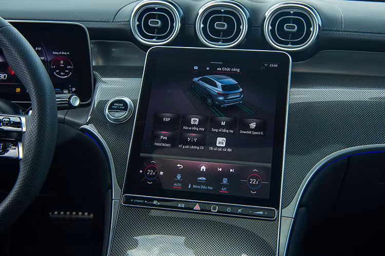 Với điều kiện vận hành trên cát lầy, các chuyên gia của Mercedes-Benz Việt Nam hướng dẫn chuyển sang chế độ hoạt động Off-Road. Khi leo dốc, người lái cần giữ chắc tay lái, đều ga và giữ gia tốc tốt tránh dừng giữa dốc dẫn đến khó có thể tiếp tục leo lên.