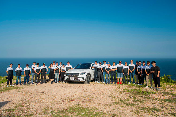 Mercedes-Benz GLC 200 4Matic và GLC 300 4Matic thế hệ mới đều được sở hữu động cơ I4 2.0 lít tăng áp với công nghệ 48V mild-hybrid và máy phát khởi động tích hợp (Integrated starter-generator - ISG) thế hệ thứ hai. Đi cùng đó là hệ dẫn động 4 bánh toàn thời gian 4Matic, với khả năng phân bổ mô-men xoắn 45 – 55% cho cầu trước &amp; cầu sau. Mức giá xe Mercedes-Benz GLC 2023 từ 2,299 đến 2,799 tỷ đồng. 