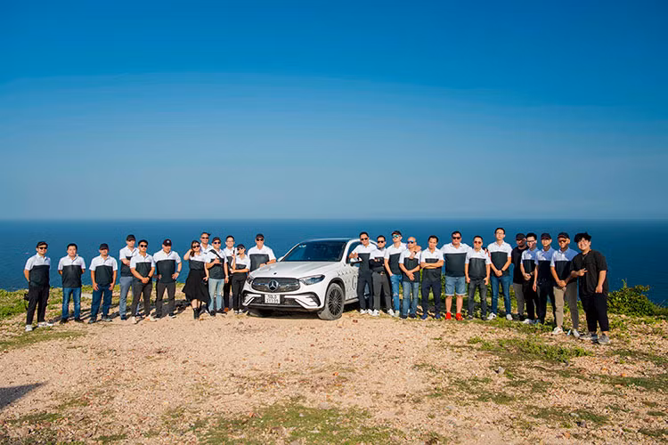 Mercedes-Benz GLC 200 4Matic và GLC 300 4Matic thế hệ mới đều được sở hữu động cơ I4 2.0 lít tăng áp với công nghệ 48V mild-hybrid và máy phát khởi động tích hợp (Integrated starter-generator - ISG) thế hệ thứ hai. Đi cùng đó là hệ dẫn động 4 bánh toàn thời gian 4Matic, với khả năng phân bổ mô-men xoắn 45 – 55% cho cầu trước &amp; cầu sau. Mức giá xe Mercedes-Benz GLC 2023 từ 2,299 đến 2,799 tỷ đồng. 