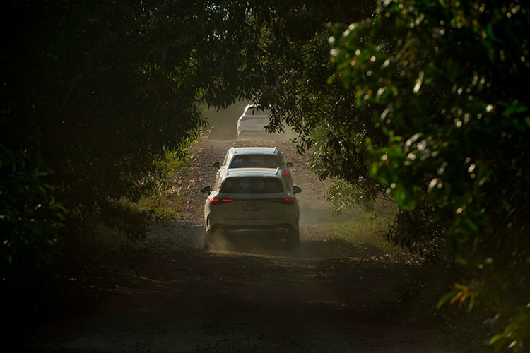 Sau khi vượt qua những cũng được cát, bạn sẽ cảm nhận được rõ sức mạnh và khả năng Off-Road ấn tượng của Mercedes-Benz GLC thế hệ mới. Ngoài ra, còn phải kể đến hệ thống giảm xóc trên cả hai phiên bản GLC 200 4Matic và GLC 300 4Matic giúp xe hoạt động mượt mà hơn so với những đối thủ cùng phân khúc.