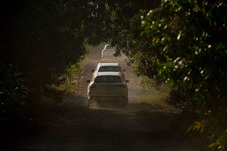 Sau khi vượt qua những cũng được cát, bạn sẽ cảm nhận được rõ sức mạnh và khả năng Off-Road ấn tượng của Mercedes-Benz GLC thế hệ mới. Ngoài ra, còn phải kể đến hệ thống giảm xóc trên cả hai phiên bản GLC 200 4Matic và GLC 300 4Matic giúp xe hoạt động mượt mà hơn so với những đối thủ cùng phân khúc.