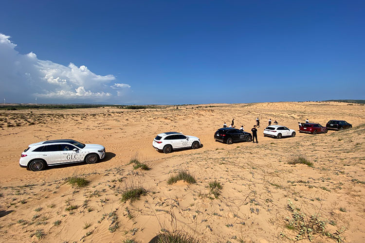 Trước khi trải nghiệm Mercedes-Benz GLC 2023 trên sa mạc cát, tất cả các xe đều được các chuyên gia xả hơi lốp xuống bớt vì sẽ giúp xe di chuyển tốt hơn ở điều kiện cát lầy. Tuy nhiên, chuyên gia cũng khuyến cáo do lốp đã bị xì hơi còn khá thấp thế nên khi di chuyển trên cát người lái tránh đánh lái gấp ở tốc độ cao tránh tình trạng lốp văng ra khỏi vành tạo nên tình huống rất nguy hiểm.