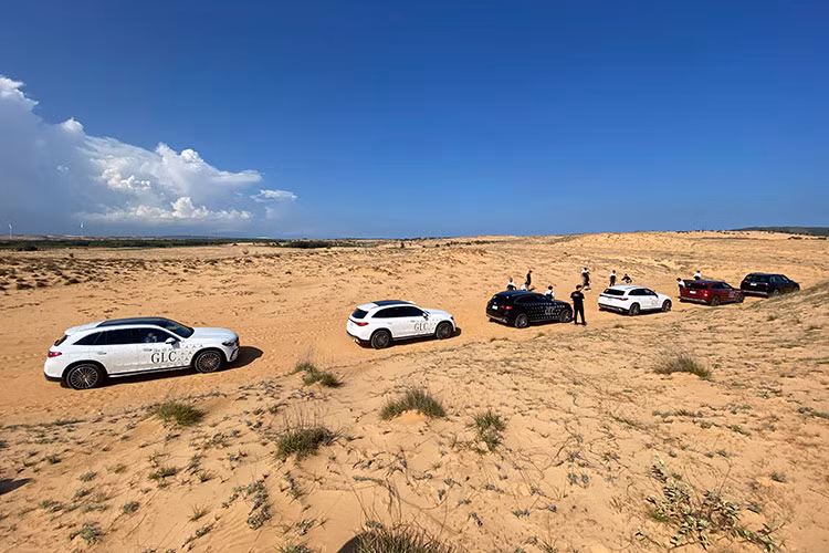 Trước khi trải nghiệm Mercedes-Benz GLC 2023 trên sa mạc cát, tất cả các xe đều được các chuyên gia xả hơi lốp xuống bớt vì sẽ giúp xe di chuyển tốt hơn ở điều kiện cát lầy. Tuy nhiên, chuyên gia cũng khuyến cáo do lốp đã bị xì hơi còn khá thấp thế nên khi di chuyển trên cát người lái tránh đánh lái gấp ở tốc độ cao tránh tình trạng lốp văng ra khỏi vành tạo nên tình huống rất nguy hiểm.