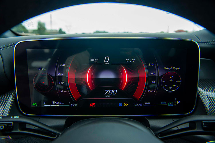 Với công nghệ mới này, màn hình trung tâm sẽ hiển thị chế độ xem ảo phía dưới đầu xe, bao gồm bánh trước và khu vực bên dưới nắp ca-pô. Điều này cực kỳ hữu ích trong việc giúp người lái xác định các chướng ngại vật như đá lớn hoặc ổ gà trên các địa hình phức tạp.