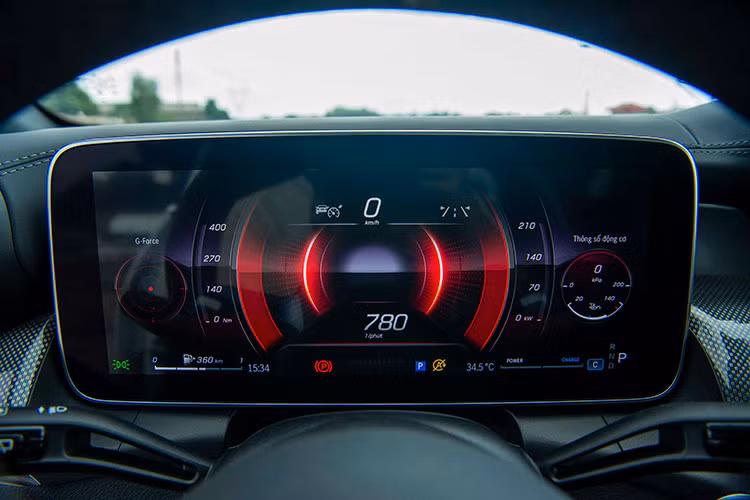 Với công nghệ mới này, màn hình trung tâm sẽ hiển thị chế độ xem ảo phía dưới đầu xe, bao gồm bánh trước và khu vực bên dưới nắp ca-pô. Điều này cực kỳ hữu ích trong việc giúp người lái xác định các chướng ngại vật như đá lớn hoặc ổ gà trên các địa hình phức tạp.