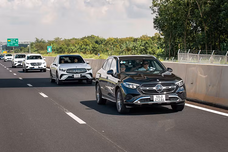 Cụ thể giữa tháng 8/2023 vừa qua, Mercedes-Benz Việt Nam đã dành cho những phóng viên báo chí chuyên về mảng xe tại Việt Nam trải nghiệm mẫu xe SUV Mercedes-Benz GLC 2023 mới với hai phiên bản là 200 4Matic và GLC 300 4Matic, hành trình trên cung đường tương đối dài bắt đầu từ TP HCM đến Phan Thiết.