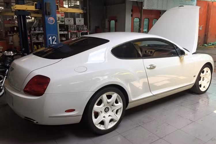 Sau nhiều năm sử dụng một chiếc Bentley Continental GT, vị chủ nhân của chiếc xe sang này tại TP HCM đã đưa nó đi tân trang lại toàn bộ cả ngoại lẫn nội thất.