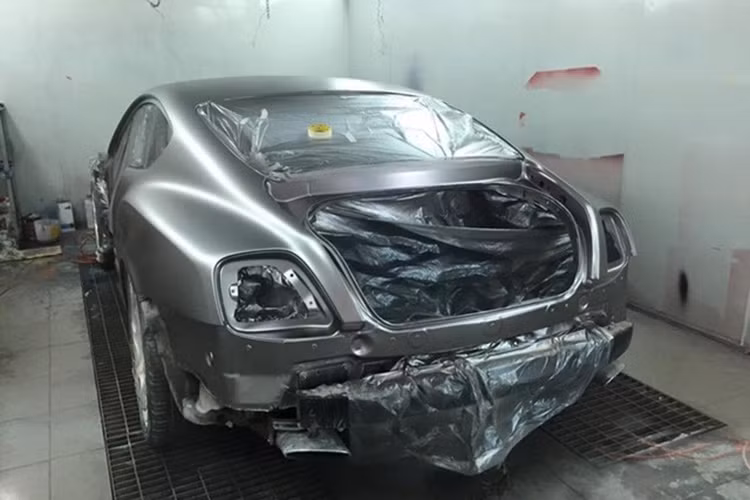 Dựa trên sản phẩm Bentley GT Sports Line Black Bison Edition của nhà độ Wald đến từ Nhật Bản, những người thợ Việt đã khéo léo chỉnh sửa để mang đến diện mạo hoàn toàn mới mẻ cho chiếc Coupe sang trọng.