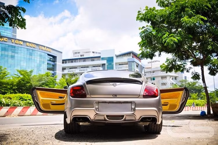 Đuôi xe cũng được tạo dáng lại với chụp ống xả mới được những người thợ Việt tự thiết kế. Xe được trang bị thêm cánh gió sau bằng sợi carbon, cùng lỗ thoát khí hai bên.