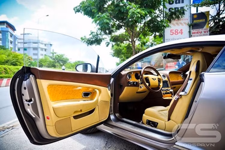 Ngoài việc thay đổi ngoại thất với lớp sơn màu xám nhám đầy mạnh mẽ, bên trong nội thất cũng được làm lại toàn bộ với tông màu vàng sang trọng.