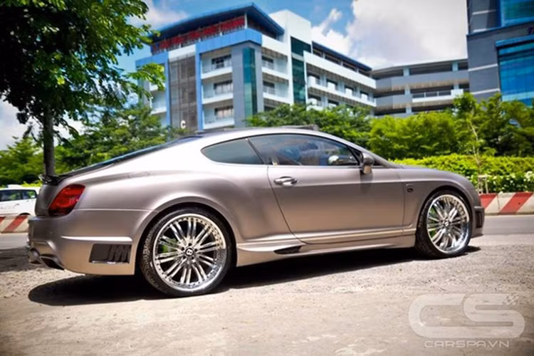 Để mang đến sự hài hòa cho ngoại hình mới, chiếc coupe sang trọng được trang bị bộ vành 22 inch.