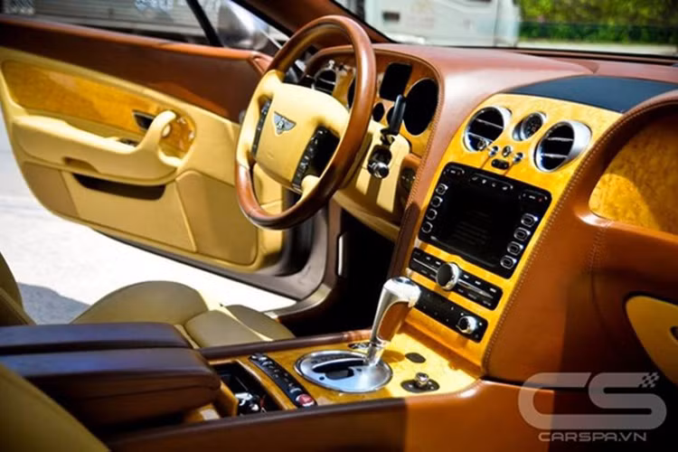 Nội thất với da và gỗ cao cấp đã được thay bằng lớp sơn mới mẻ, điều hiếm thấy trên những chiếc siêu xe sang trọng tại Việt Nam.