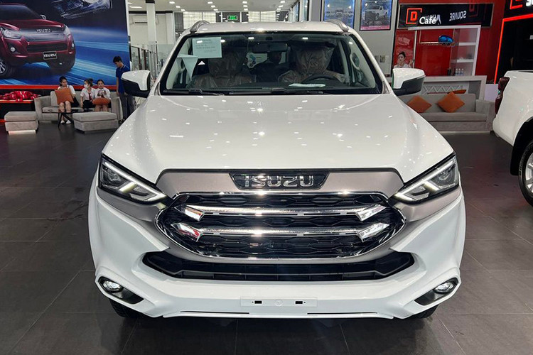 So với doanh số bán ra hồi tháng 1/2025, doanh số tháng 2 vừa qua của Mu-X là khá thê thảm chỉ với 12 chiếc. Isuzu Mu-X dù có giá bán cạnh tranh, nhưng vẫn không thể vượt qua các đối thủ mạnh như Hyundai SantaFe, Toyota Fortuner và Ford Everest. Lý do bởi thiết kế cũ kỹ và công nghệ không được nâng cấp nhiều so với các đối thủ.