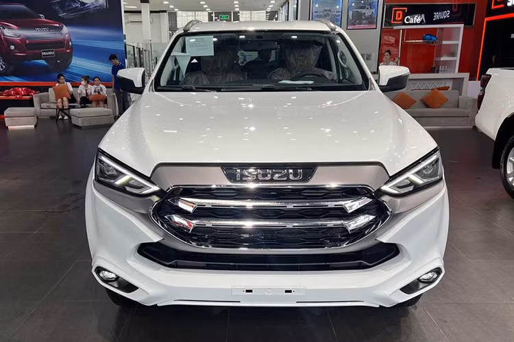 So với doanh số bán ra hồi tháng 1/2025, doanh số tháng 2 vừa qua của Mu-X là khá thê thảm chỉ với 12 chiếc. Isuzu Mu-X dù có giá bán cạnh tranh, nhưng vẫn không thể vượt qua các đối thủ mạnh như Hyundai SantaFe, Toyota Fortuner và Ford Everest. Lý do bởi thiết kế cũ kỹ và công nghệ không được nâng cấp nhiều so với các đối thủ.