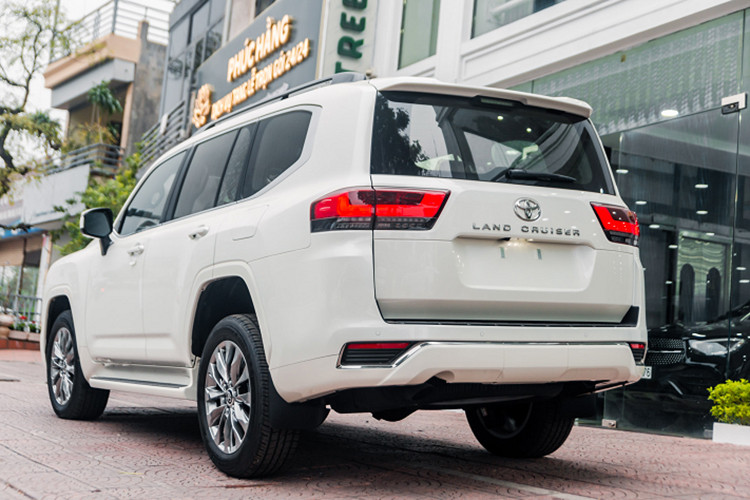 Trong tháng 3, hãng đã điều chỉnh tăng giá xe Toyota Land Cruiser tới 294 triệu đồng, từ 4,286 tỷ đồng lên 4,58 tỷ đồng. Theo chia sẻ từ đại lý, chính sách tăng giá xuất phát từ việc Land Cruiser được bổ sung và nâng cấp thêm trang bị như: thêm đèn cho phần nẹp ốp chân cửa trước, cửa sau và nắp ca pô. Màn hình hiển thị thông số sau vô lăng tăng kích thước từ 7 inch lên 12,3 inch.