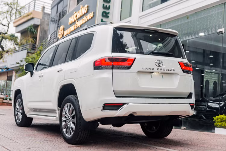 Trong tháng 3, hãng đã điều chỉnh tăng giá xe Toyota Land Cruiser tới 294 triệu đồng, từ 4,286 tỷ đồng lên 4,58 tỷ đồng. Theo chia sẻ từ đại lý, chính sách tăng giá xuất phát từ việc Land Cruiser được bổ sung và nâng cấp thêm trang bị như: thêm đèn cho phần nẹp ốp chân cửa trước, cửa sau và nắp ca pô. Màn hình hiển thị thông số sau vô lăng tăng kích thước từ 7 inch lên 12,3 inch.