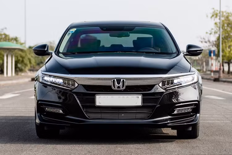 Dẫn đầu top ôtô bán chậm tháng 2/2025 vừa qua là Honda Accord với 2 xe được khách hàng lựa chọn, giảm 3 xe so với tháng trước. Dù vẫn được hãng tung phao cứu trợ giảm giá lên tới 250 triệu đồng nhưng Accord chưa thể thay đổi được cục diện ế ẩm của mình. Trong tháng 3, ưu đãi giảm 250 triệu tiếp tục được Honda Việt Nam áp dụng đối với Accord. 