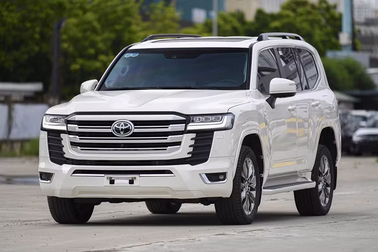 Toyota Land Cruiser - mẫu xe luôn được các đại gia Việt săn đón cũng ghi nhận giảm doanh số mạnh, từ 17 xe ở tháng 1 xuống chỉ còn 2 xe trong tháng 2. Nguồn cung khan hiếm là nguyên nhân chính khiến doanh số Land Cruiser giảm mạnh ở tháng vừa qua. 