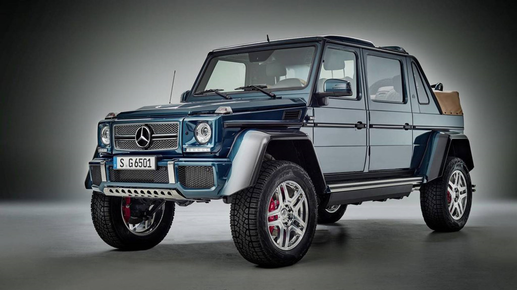 4. Mercedes-Maybach G650 Landaulet - 527.400 USD: Xe được trang bị mui đóng/mở dành cho hàng ghế phía sau, nhưng hàng ghế trước lại là mui cứng. Sử dụng khối động cơ V12 tăng áp kép, dung tích 6.0 lít, công suất 630 mã lực, mô-men xoắn 1000 Nm. Xe sử dụng hộp số tự động 7 cấp AMG Speedshift Plus 7G-TRONIC. Chỉ có 99 chiếc được bán ra.
