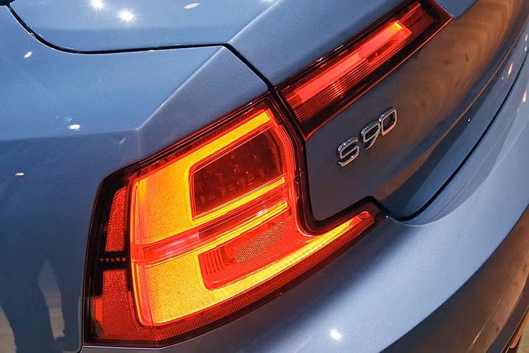 Hệ thống lái bán tự động Pilot Assist cho phép xe tự tăng tốc, giảm tốc và đánh lái ở tốc độ tối đa lên tới 128 km/h với điều kiện vạch kẻ đường rõ, và có khả năng chủ động phanh để dừng hẳn xe lại.