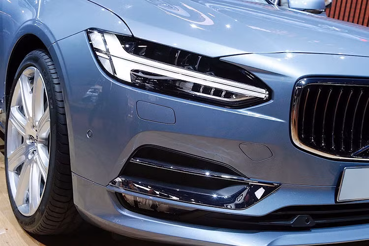 Volvo S90 có thiết kế hiện đại và sang trọng với lưới tản nhiệt dạng lõm, cụm đèn pha hình chữ T giống mẫu SUV XC90. Bên cạnh đó, nó cũng mang nhiều nét tương đồng XC90, mẫu SUV đã dành được nhiều danh hiệu tại Bắc Mỹ kể từ khi ra mắt.