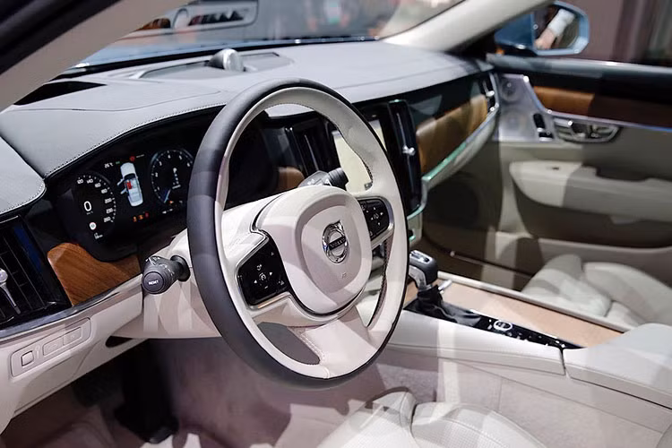 Cũng giống như ngoại thất, nội thất của chiếc xe mang đậm tính truyền thống nhưng vẫn rất hiện đại với màn hình cảm ứng lớn nằm chiếm hết diện tích của bảng điều khiển trung tâm, đóng vai trò là hệ thống thông tin giải trí đồng thời là cụm nút điều khiển của xe.