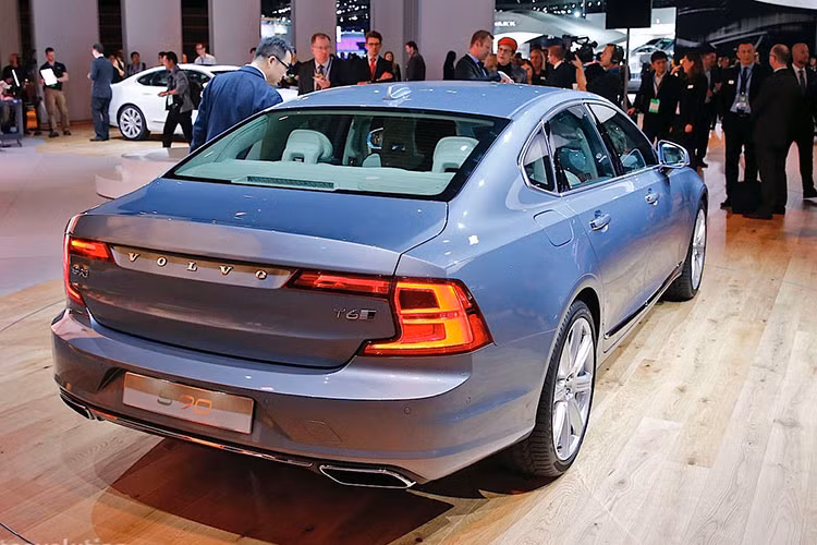 Mẫu sedan S90 còn được trang bị nhiều công nghệ hỗ trợ lái cũng như an toàn như hệ thống lái bán tự động Pilot Assist và hệ thống hỗ trợ lái thông minh IntelliSafe Assist - bao gồm hệ thống kiểm soát hành trình chủ động và hệ thống cảnh báo khoảng cách.