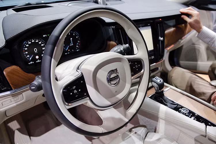 Thương hiệu Volvo nổi tiếng với các công nghệ an toàn đỉnh cao và S90 cũng không phải là ngoại lệ. Chiếc sedan hạng trung cao cấp này được trang bị hệ thống lái bán tự động Pilot Assist, IntelliSafe Assist, hệ thống cảnh báo khoảng cách với xe phía trước, tự động giữ ga có khả năng điều chỉnh tốc độ, hệ thống phanh tự động...