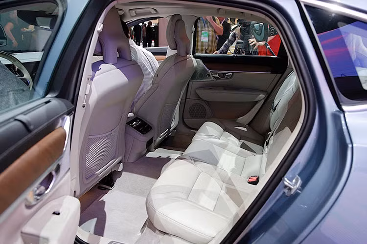 Phiên bản S90 thấp nhất sẽ được trang bị động cơ diesel tăng áp 2.0l với 2 mức công suất là 190 mã lực/400 Nm hoặc 235 mã lực/480 Nm. Phiên bản chạy xăng tầm trung T6 của chiếc xe sở hữu động cơ xăng 2.0l tăng áp có trang bị cả siêu nạp lẫn tăng áp, đạt công suất lên tới 320 mã lực/400 Nm.