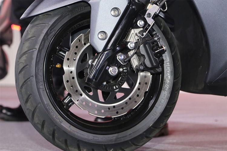 Trên bản tiêu chuẩn, Cygnus-X 2018 được trang bị phanh đĩa đường kính 245 mm ở bánh trước và 200 mm ở bánh sau, phiên bản cao cấp có thêm hệ thống chống bó cứng phanh ABS 2 kênh. Ngoài ra còn có, mâm xe hợp kim 12 inch đi kèm lốp không săm 110/70 ở bánh trước và 120/70 ở bánh sau.